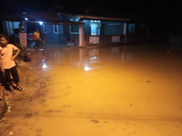 Keadaan rumah penduduk yang dinaiki air dalam kejadian banjir kilat di kampung itu semalam.