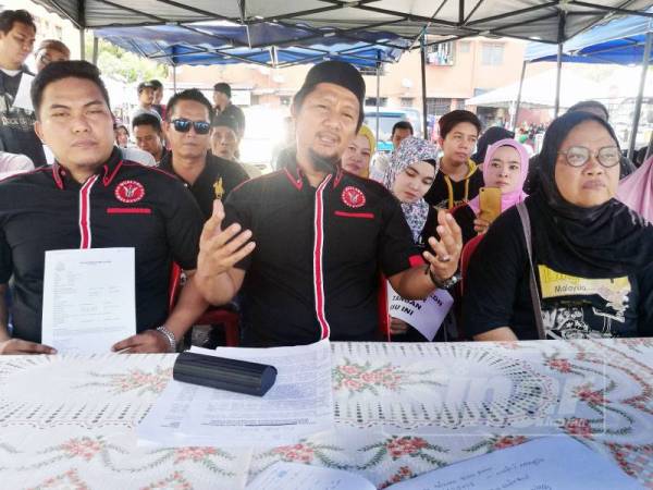 Arfa (tengah) dan Adzara (kanan) ketika ditemui pemberita di Apartmen Sri Angkasa, Taman Bayu, Klang bagi mendapatkan pembelaan berhubung isu perolehan MyKad rakyat Sabah.