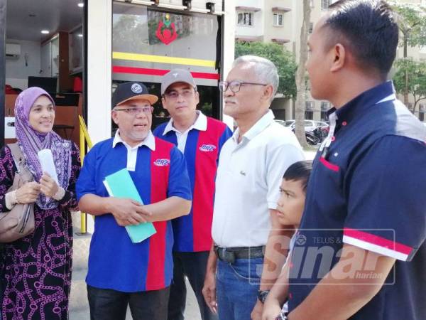Abdul Hakim (dua dari kiri) beramah mesra bersama penduduk PPR Pudu Ulu yang hadir pada program komuniti Sebarkan Kebaikan yang diadakan di PPR itu hari ini.