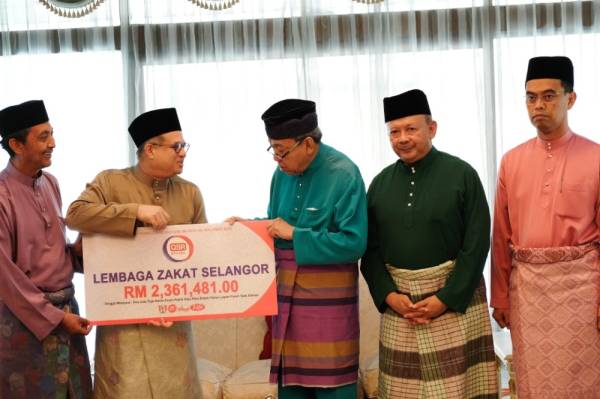 Sultan Sharafuddin Idris Shah berkenan menerima pembayaran zakat perniagaan QSR Brands (M) Holdings Berhad daripada Azahari (dua dari kiri) di Istana Bukit Kayangan di Shah Alam semalam. 