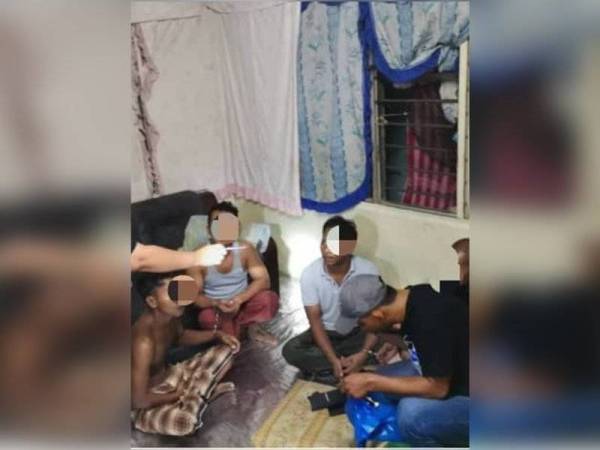 Serbuan di salah satu premis kediaman di Chemor semalam.