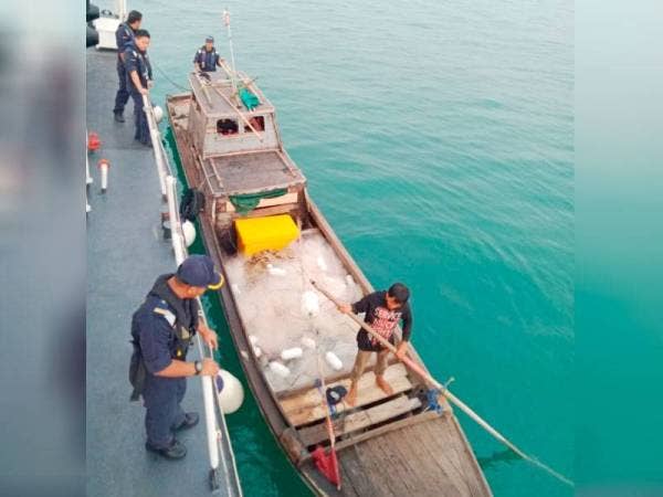 Bot dan nelayan indonesia yang diselamatkan APMM Johor, semalam.