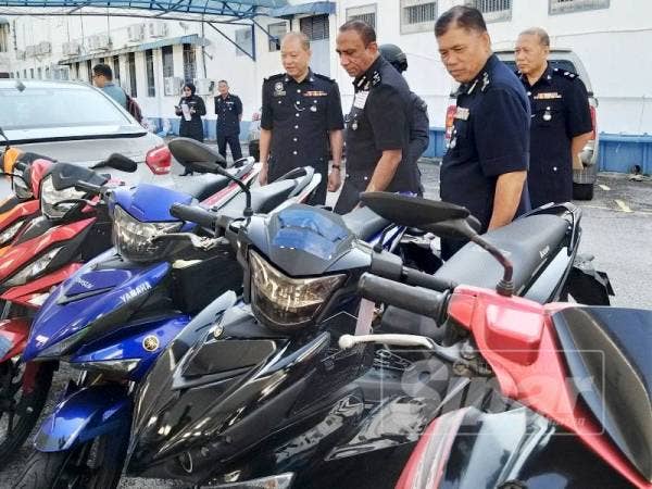 Mohd Khalil (depan, tengah) melihat motosikal yang dirampas daripada tokan dadah di negeri ini.