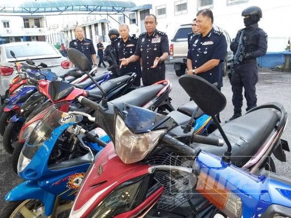 Mohd Khalil (tengah) melihat kenderaan yang dirampas dalam tangkapan selepas sidang media di IPK Pulau Pinang tadi.