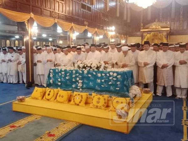 Mufti Kelantan, Datuk Mohamad Shukri Mohamad mengimamkan solat jenazah.