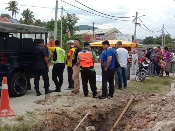 Mangsa berusia 13 tahun maut di lokasi kejadian selepas dilanggar lori dalam kejadian di Jalan Serai 9, Hulu Langat tengah hari tadi.