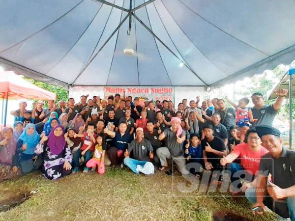 Ahli KAKA bergambar bersama Muhammad Nasir pada Majlis Ngaca Sugho di Rumah KAKA semalam.