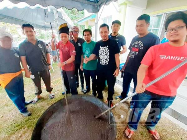 Muhammad Nasir turut hadir bersama menyediakan hidangan bubur sugho semalam.