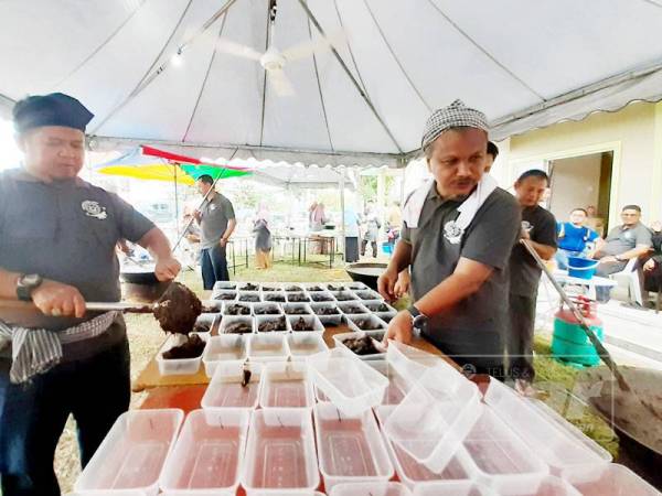 Hidangan bubur sugho diagihkan kepada ahli dan jemputan selepas siap dimasak.