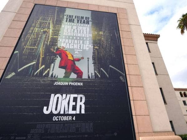 Poster filem 'The Joker' di luar bangunan Warner Brothers Studio di Burbank, California. - Foto AFP