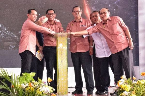 Ahmad Faizal (dua dari kiri) merasmikan Agrofest 2019 di RTC Gopeng hari ini.