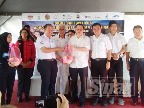 Guan Eng (tengah) menerima cenderamata selepas merasmikan program Advokasi Khas Keselamatan Jalan Raya Drive With Us anjuran Jabatan Keselamatan Jalan Raya (JKJR) Pulau Pinang hari ini.
