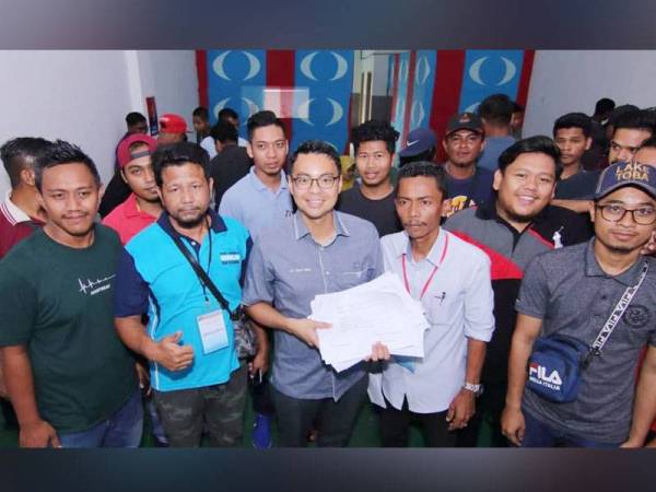 Chean Chung dan Saifulzaman bersama sebahagian pencari kerja yang hadir mendaftar pada program pendaftaran permohonan kerja terbuka di Pusat Komuniti Keadilan DUN Beserah bagi mengisi kekosongan kerja di sebuah kilang di Gebeng, di sini kelmarin.