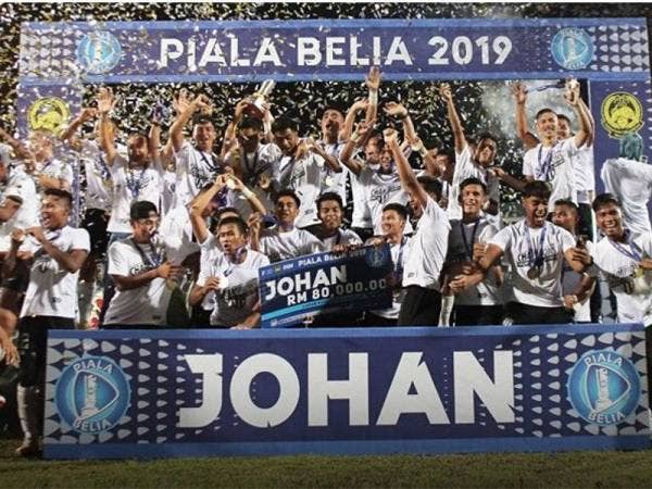 Pasukan Terengganu FC IV meraikan kejayaan menjulang trofi Piala Belia selepas menewaskan juara bertahan PKNS FC, 1-0 pada aksi final kedua di Stadium Sultan Ismail Nasiruddin Shah malam tadi.