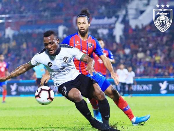 Aksi penyerang TFC, Kipre Tchetche (kiri) cuba disekat pemain import JDT pada saingan suku akhir kedua Piala Malaysia di Stadium Tan Seri Hj Hassan Yunos, Larkin malam tadi. - Foto Johor Southern Tigers