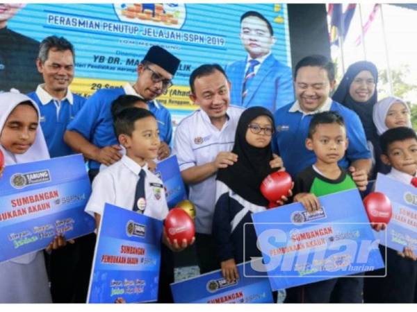 Maszlee (tengah) pada majlis perasmian Program Jelajah SSPN 2019 peringkat negeri di SK Dato Ibrahim Majid, Simpang Renggam, Kluang di sini hari ini.