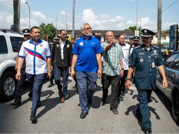 Khalid meninjau keadaan kawasan perumahan ketika Program Komuniti Sejahtera 'Inisiatif Wilayah Peduli' di Perumahan Awam Desa Rejang, Setapak hari ini. - Foto Bernama