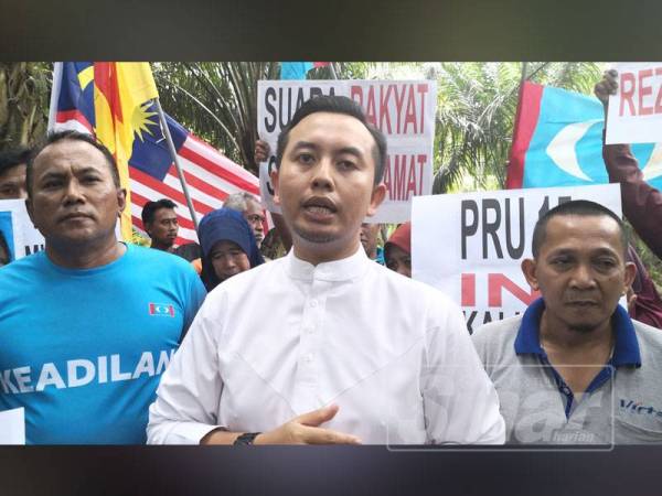 Mohd Imran (tengah) mendesak kerajaan negeri memberi keadilan sewajarnya kepada penduduk terlibat.