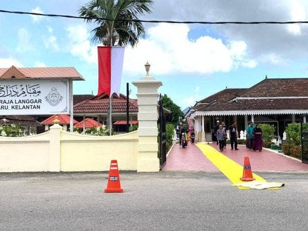Rakyat jelata tidak melepaskan peluang menziarahi makam Almarhum Sultan Ismail Petra di sini.