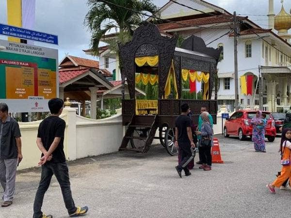 Pedati peterana yang membawa jenazah almarhum semalam masih diletakkan di tepi pagar utama makam.