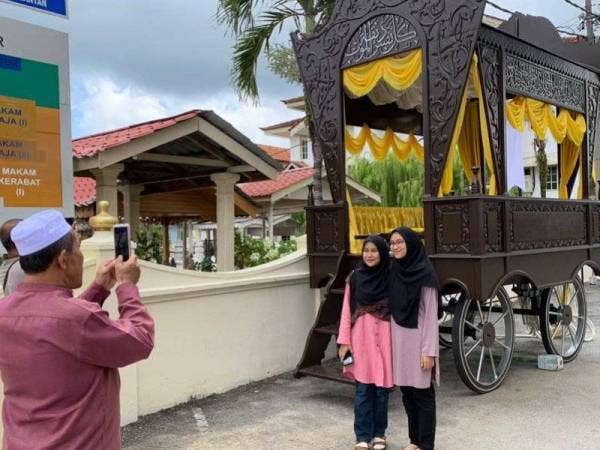 Nor Shamimi merakam gambar kenangan bersama pedati peterana di Makam Diraja Langgar di sini.