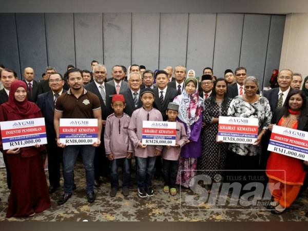 Kesemua penerima sumbangan bergambar bersama Ahli Lembaga Pemegang Amanah YGMB. - Foto Asril Aswandi Shukor