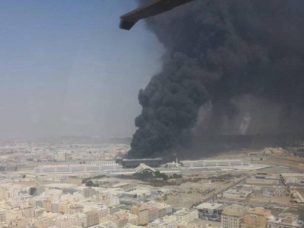 Asap tebal jelas kelihatan selepas kebakaran meletus di stesen kereta api laju Haramain di Jeddah hari ini.