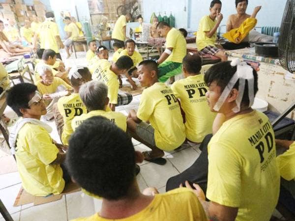 Beberapa banduan cedera di kepala semasa rusuhan di Penjara Manila semalam. 