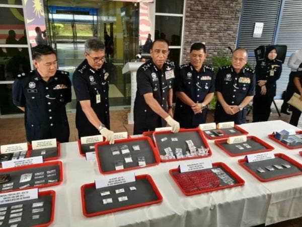 Mohd Khalil (tiga dari kiri) menunjukkan antara dadah yang dirampas pada sidang media hari ini.