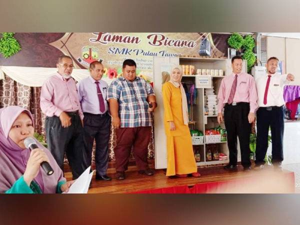 Roses Silawati (empat dari kiri) ketika merasmikan gerobok rezeki di SMK Pulau Tawar baru-baru ini.