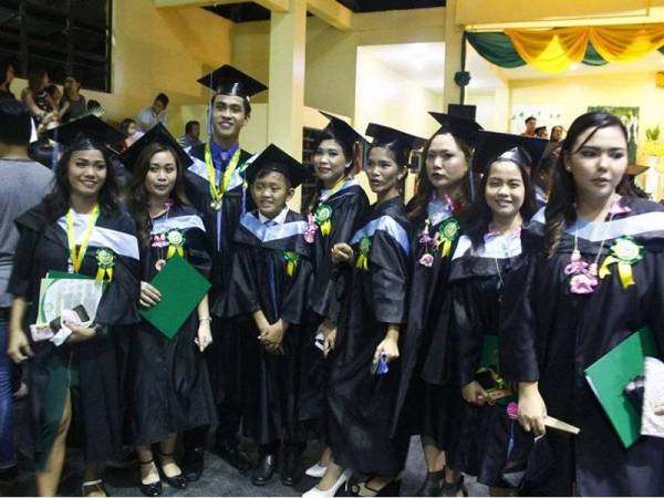 Ian (empat dari kiri) bersama rakan-rakannya selepas graduasi. - Foto: Facebook Ian