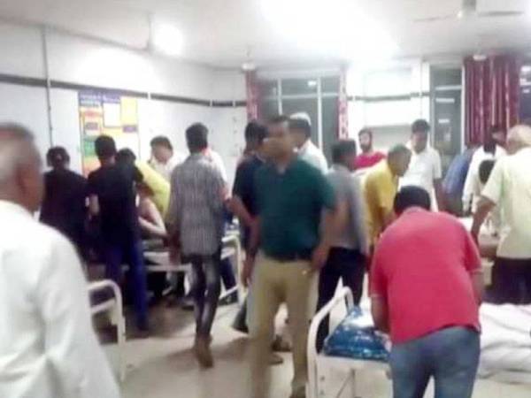 Mangsa yang cedera menerima rawatan di sebuah hospital di Udaipur. - Foto Agensi