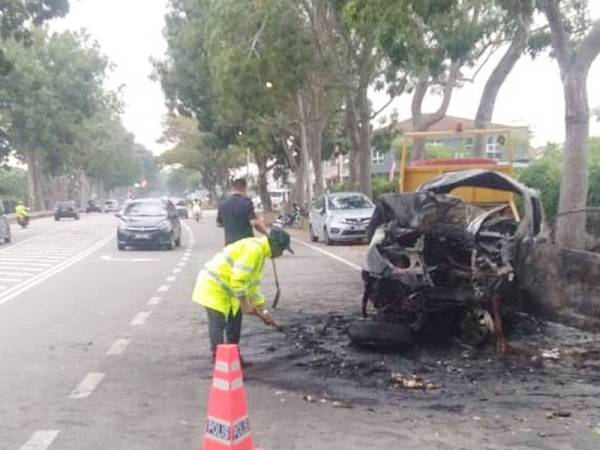 Mangsa rentung dipercayai tersepit dalam MPV dipandu. - Foto Ihsan PDRM