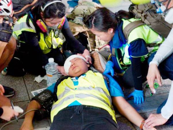 Veby Mega yang bertugas untuk akhbar Suara Indonesia di Hong Kong cedera terkena peluru getah semasa bantahan di daerah Wan Chai.