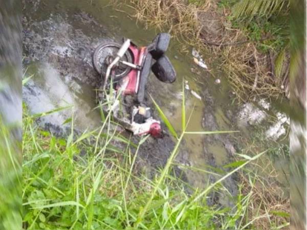 Motosikal ditunggang mangsa terbabas lalu masuk ke dalam parit di Kilometer 5.6 Jalan Tanjong Karang-Rawang berhampiran simpang Jalan Gawar-Gawar petang semalam.