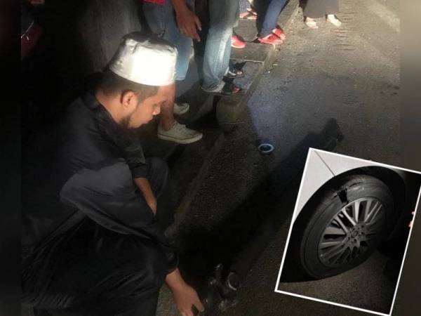 Ebit Lew menunjukkan sebatang besi yang dilanggar di lebuh raya.