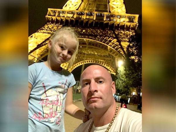 Daisy-May Demetrec bersama ayahnya sebelum acara bermula di hadapan Menara Eiffel.