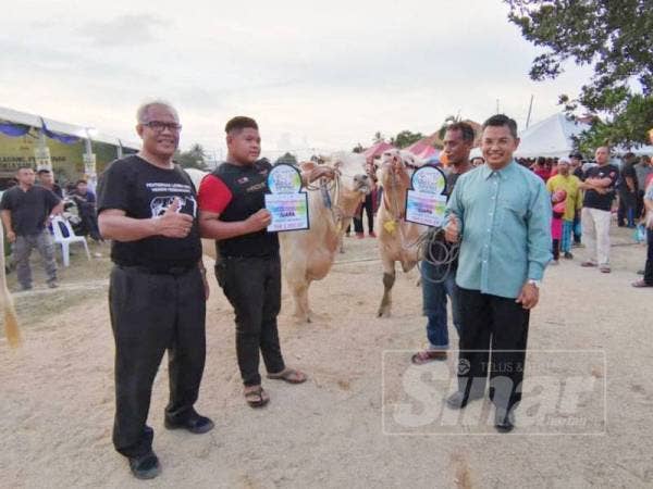 Amirul Firdaus (dua dari kiri) bersama Bulat yang dinobatkan sebagai juara pertandingan lembu sado kategori senior sempena HPPNT 2019.
