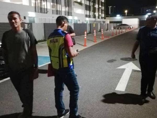 Polis sedang menyiasat di tempat kejadian.