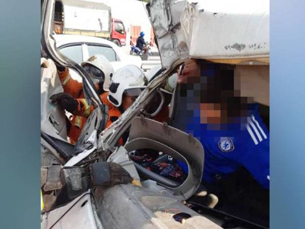 Mangsa menahan sakit lebih 10 minit akibat tersepit dalam kemalangan membabitkan tiga kenderaan pagi tadi. - Foto Ihsan Bomba Selangor