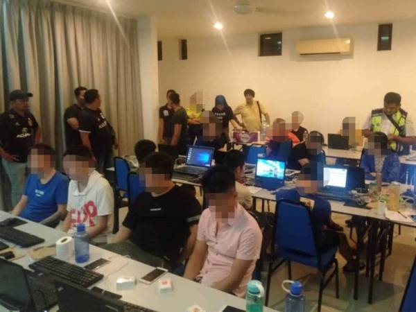 Antara yang ditahan dalam Ops Jol di sebuah rumah banglo dua tingkat di Bukit Gita Bayu, Seri Kembangan malam tadi.