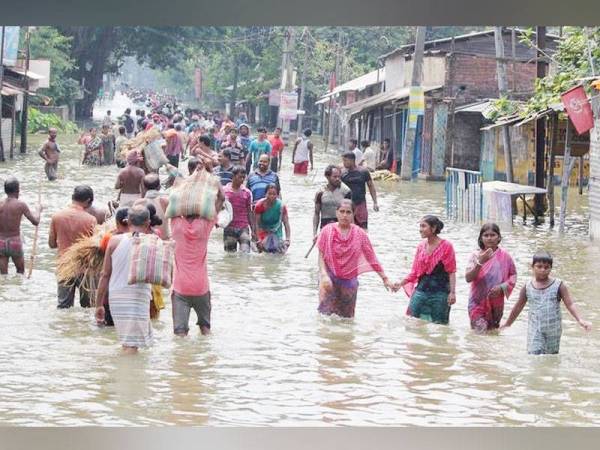 Walaupun hujan sudah berhenti, air di bandar masih belum surut selain sekolah dan kedai terpaksa ditutup.- Foto AFP