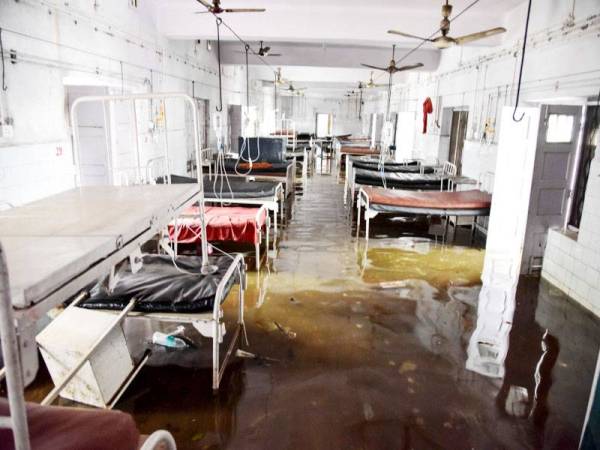 Banjir turut menyebabkan hospital dan sekolah dinaiki air hujan yang kotor.- Foto AFP