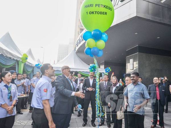 Mahfuz yang diiringi Mohammed Azman memotong tali belon sebagai simbolik perasmian Sambutan Hari Perkeso 2019 di Menara Perkeso. -Foto Sinar Harian SHARIFUDIN ABDUL RAHIM
