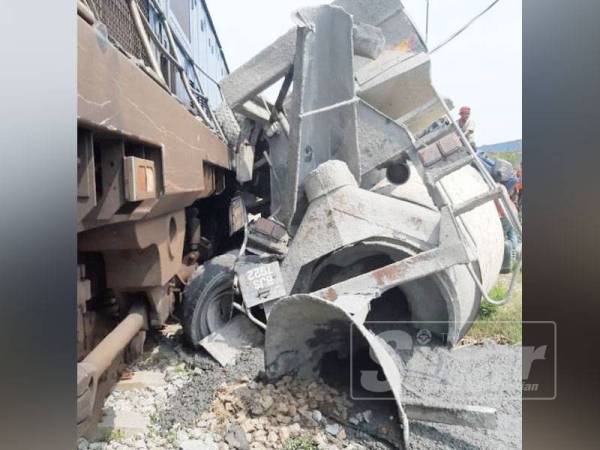Keadaan lori simen selepas dirempuh lokomotif yang sedang melalui kawasan tersebut di Kilometer 2, Pelabuhan Utara, Klang petang tadi.
