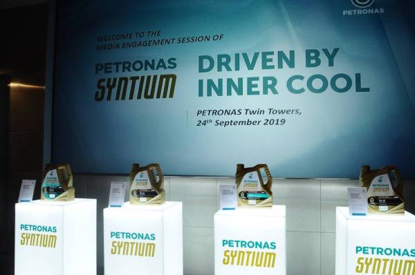 BARISAN pelincir lain yang turut dipamerkan Petronas.