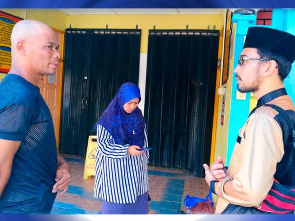 Mat Yusof (kiri) dan Hadri (kanan) di Unit Forensik Hospital Pasir Mas menunggu jenazah Mariana.