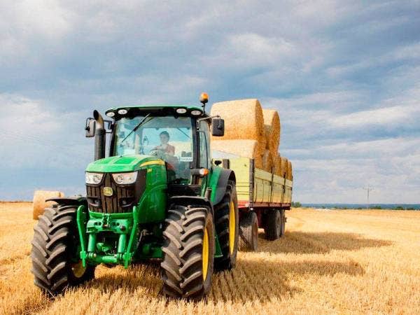 Adriana juga mahir mengendalikan traktor di ladang gandum milik keluarganya. - Foto: The New York Times