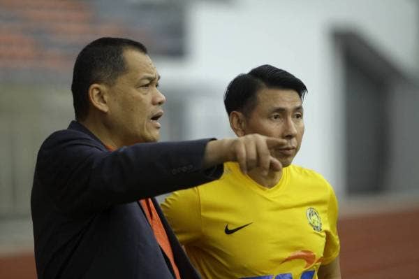 Presiden Persatuan Bola Sepak Malaysia (FAM), Datuk Hamidin Mohd Amin (kiri) bersama Cheng Hoe ketika hari kedua sesi latihan pasukan tersebut sebagai persediaan menghadapi pusingan kedua kelayakan Piala Dunia 2022 dan Piala Asia 2023. - Foto Bernama