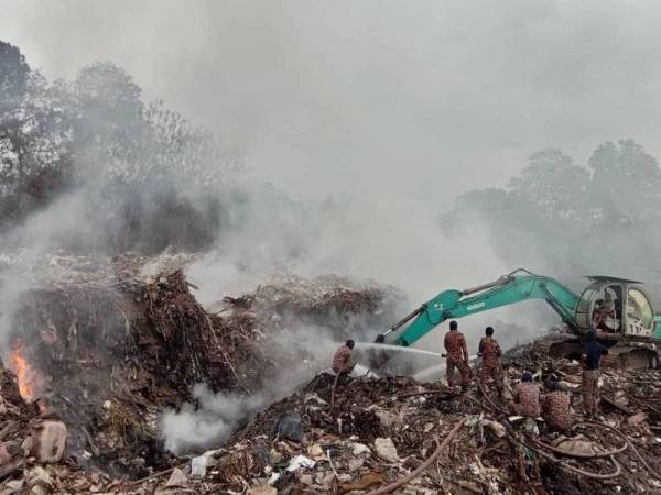 Pasukan bomba berusaha memadamkan kebakaran sejak 27 September lalu. FOTO: JBPM JOHOR